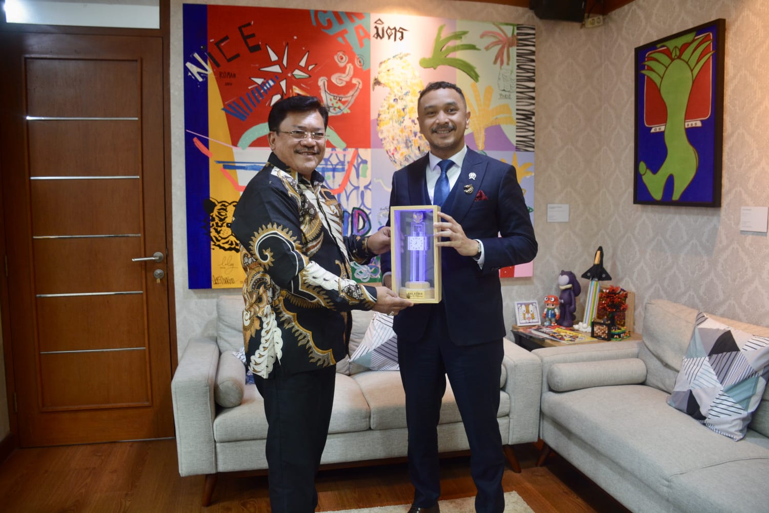 Wali Kota Salatiga dr. Robby Hernawan, Sp.OG ke kantor Kementrian Kebudayaan guna melakukan pertemuan dengan Wakil Menteri Kebudayaan, Giring Ganesha Djimaryo di Gedung E Komplek Kemendikbudristek.