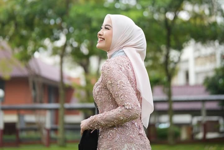 Tampilan Wanita Wisuda Mengenakan Kebaya Terlihat Tampil Maksimal (Instagram/@niindyaan)