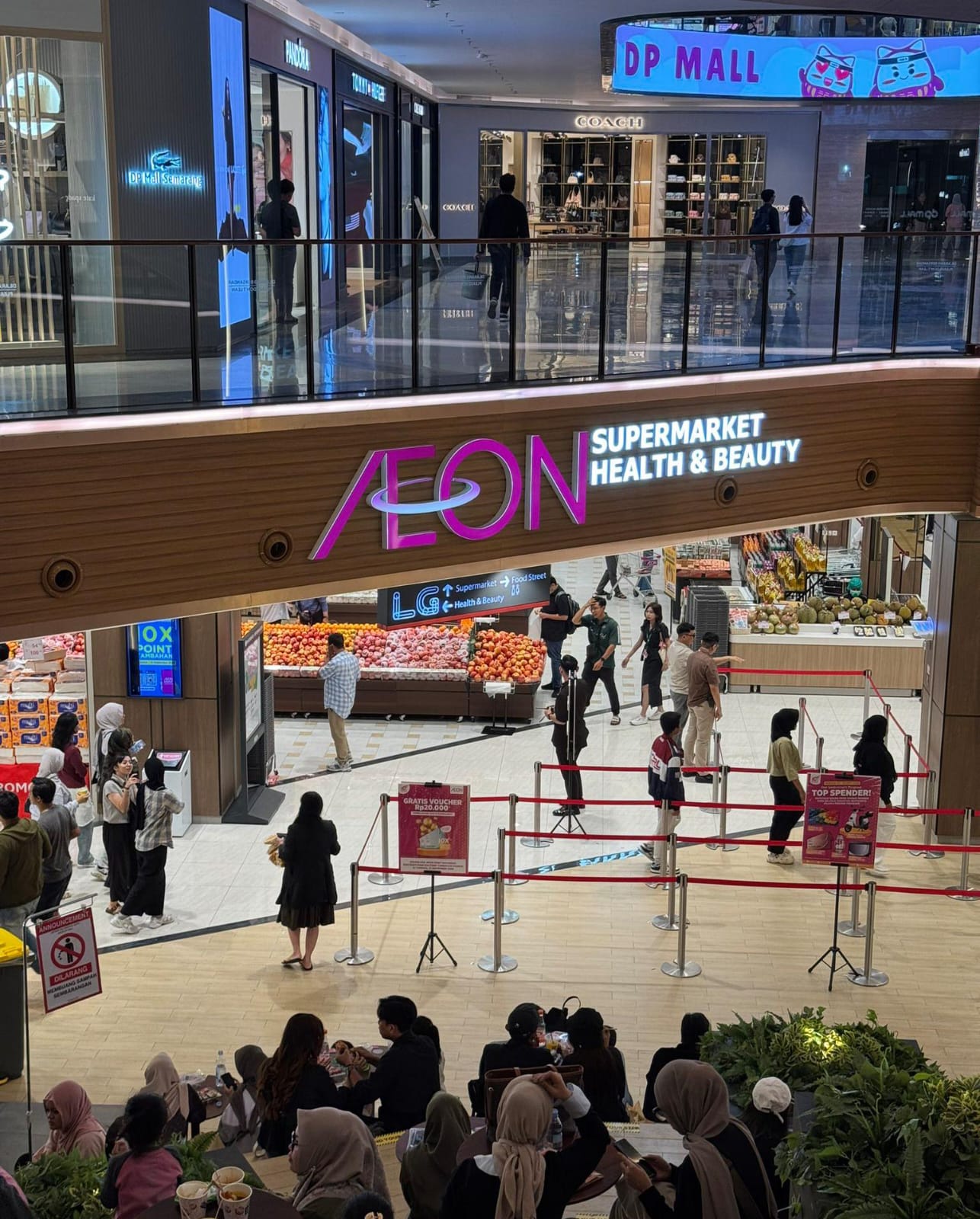 Suasana AEON di dalam DP MALL Semarang. Pengunjung tengah melihat dan berbelanja di supermarket AEON yang pertama di Semarang. (sumber foto: x @akiramujina)