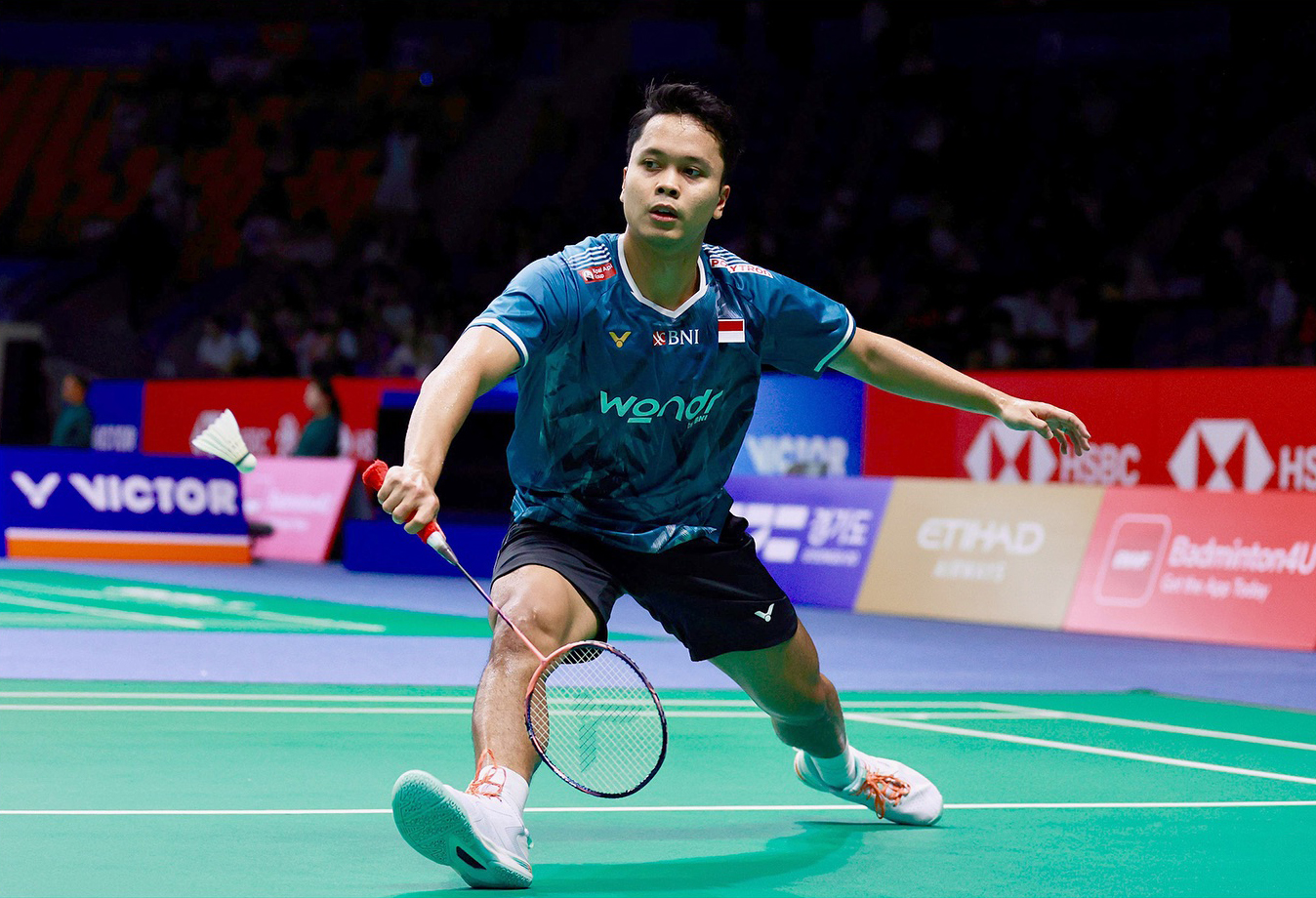 Anthony Sinisuka Ginting harus terhenti langkahnya di babak 16 besar usai kalah dari wakil Jepang, Kenta Nishimoto dengan skor 18-21, 18-21.
