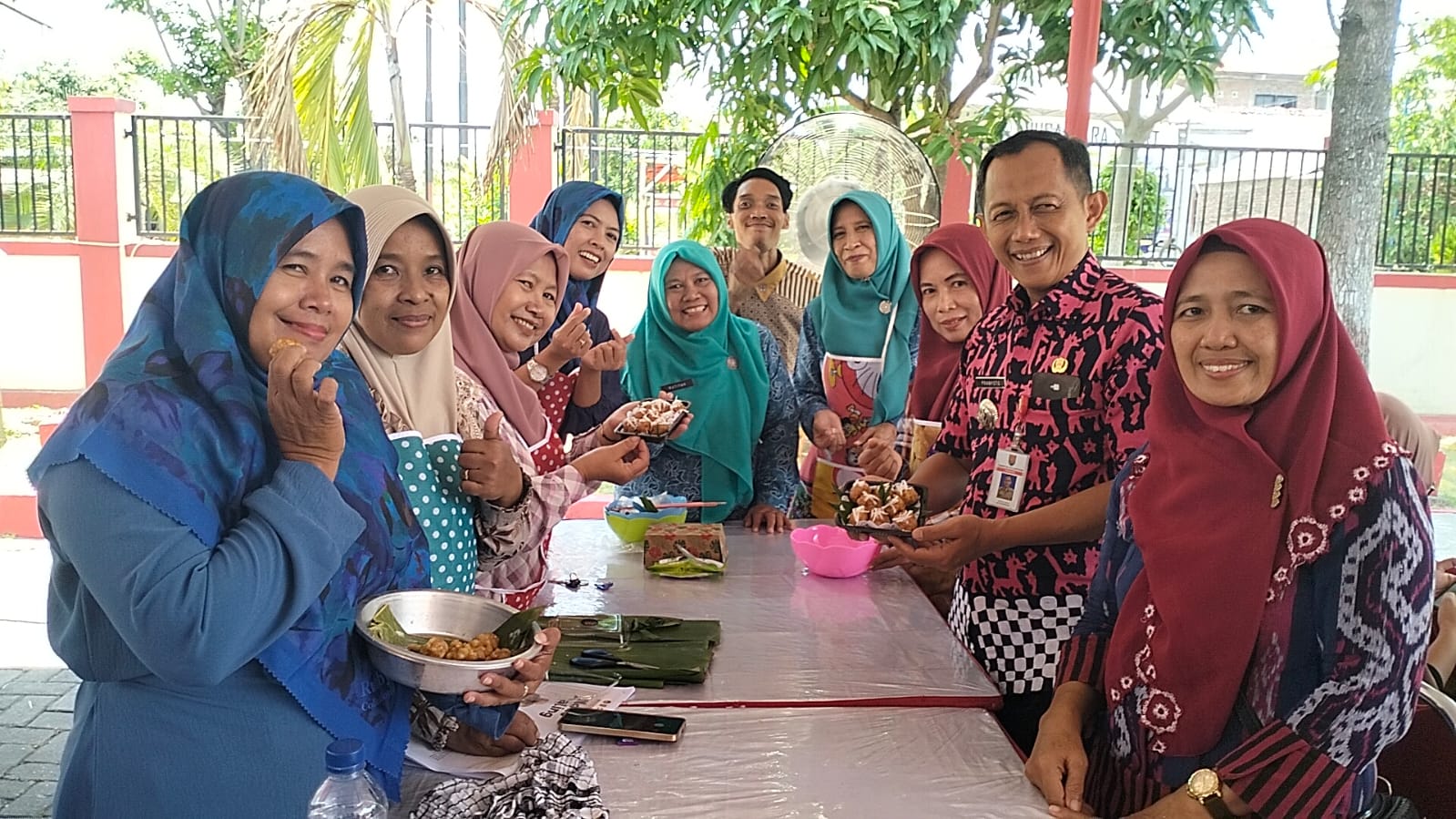 NDAS MALING : Ndas Maling kembali dikenalkan oleh ibu-ibu PKK se-Kecamatan Genuk dalam ajang cooking class di Halaman Kantor Kecamatan Genuk, Kamis (25/9) pagi.