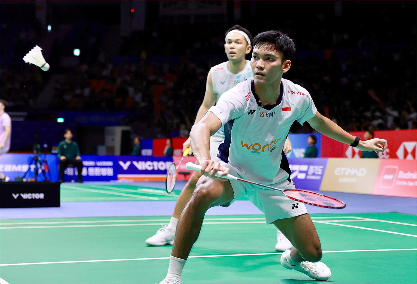 Fajar Alfian/Muhammad Shohibul Fikri mengamankan tiket ke babak semifinal usai mengalahkan wakil tuan rumah Jin Yong/Na Sung Seung dua gim langsung 21-13, 21-16.