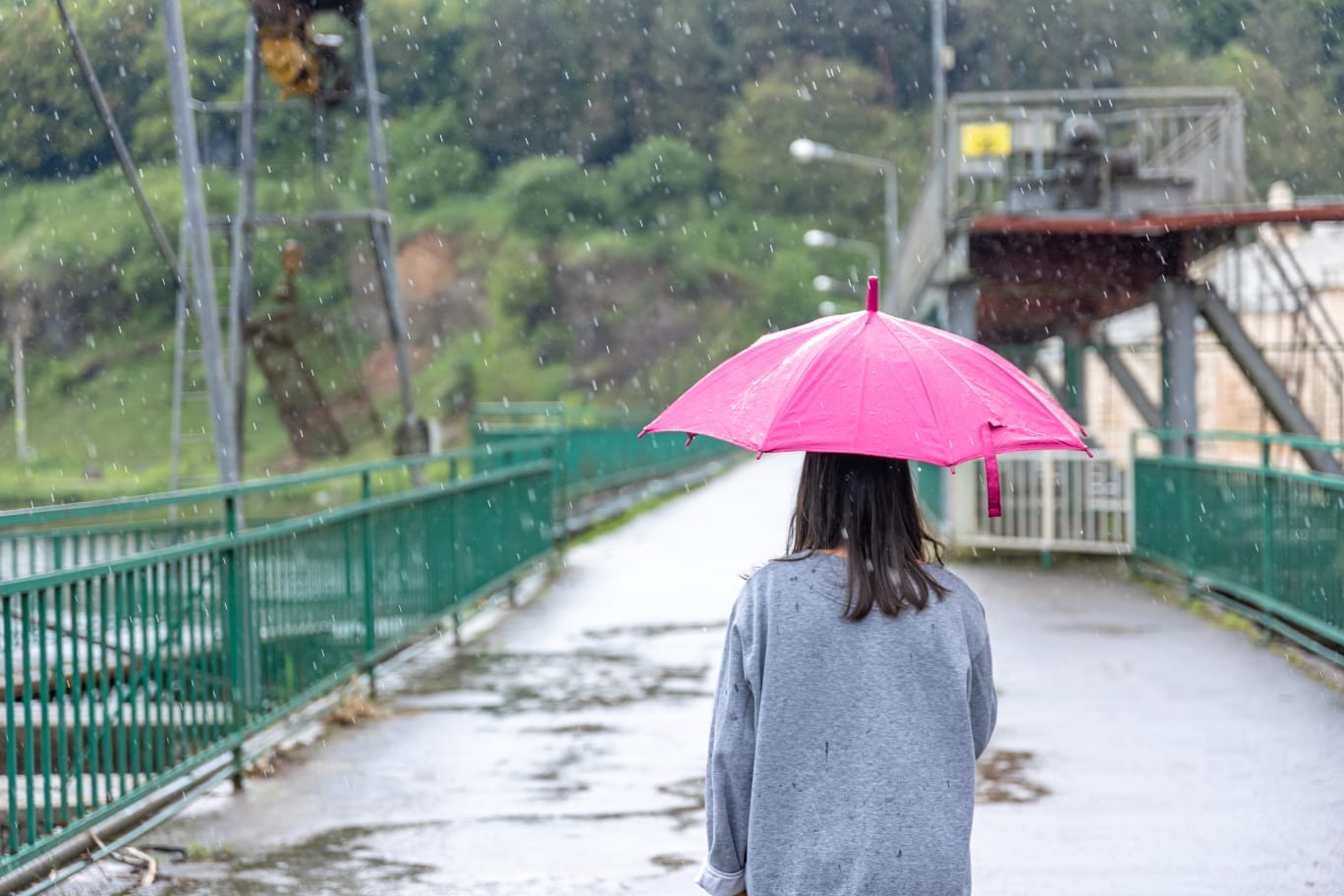 Orang memakai payung ketika hujan (Foto: freepik)