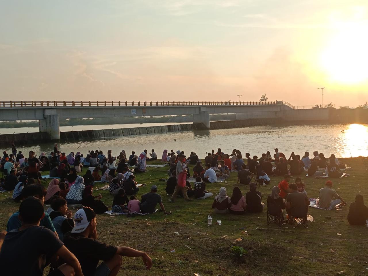 Bendung Karet Kali Blorong di Desa Turunrejo, Kecamatan Brangsong, mendadak viral setelah foto-foto sunset beredar di media sosial. (Budi Setiyawan/Jawa Pos Radar Semarang)