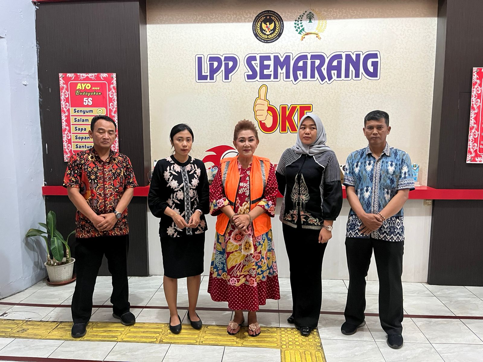 Mbak Ita mengenakan rompi tahanan dan tangan di borgol dikawal petugas Lapas Perempuan Semarang untuk hadiri pernikahan sang anak, Jumat (26/9/2025).  DOKUMENTASI LAPAS PEREMPUAN SEMARANG