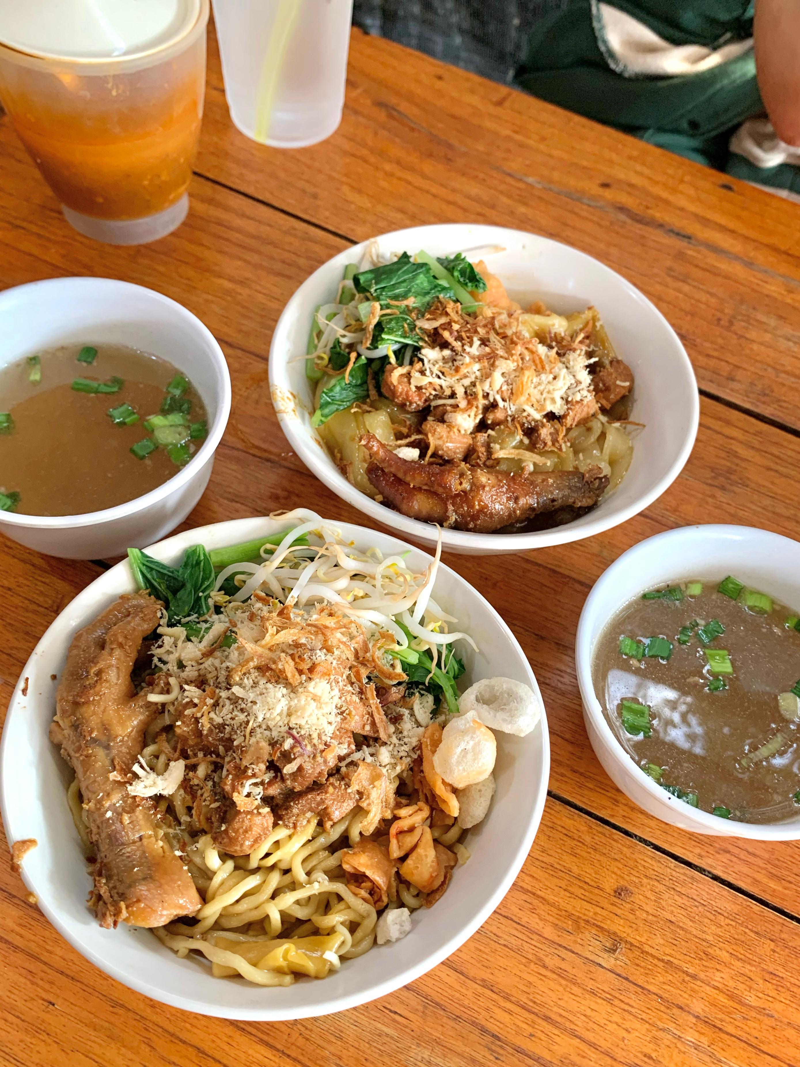 Mie ayam adalah kuliner yang cocok menemani di kala hujan tiba (Fathimah Zahra/Radar Semarang)