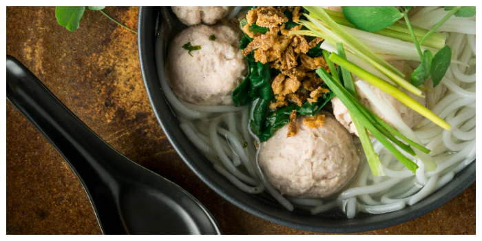 Kuah bakso yang segar membuat banyak orang mencari bakso saat hujan (Freepik)