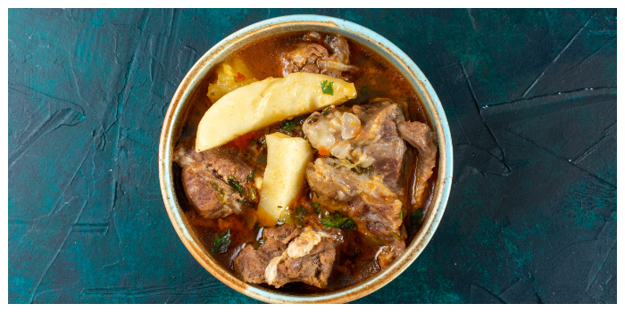 semangkuk sop iga dengan kuah kaldu yang sedap, cocok dimakan saat hujan (Freepik)