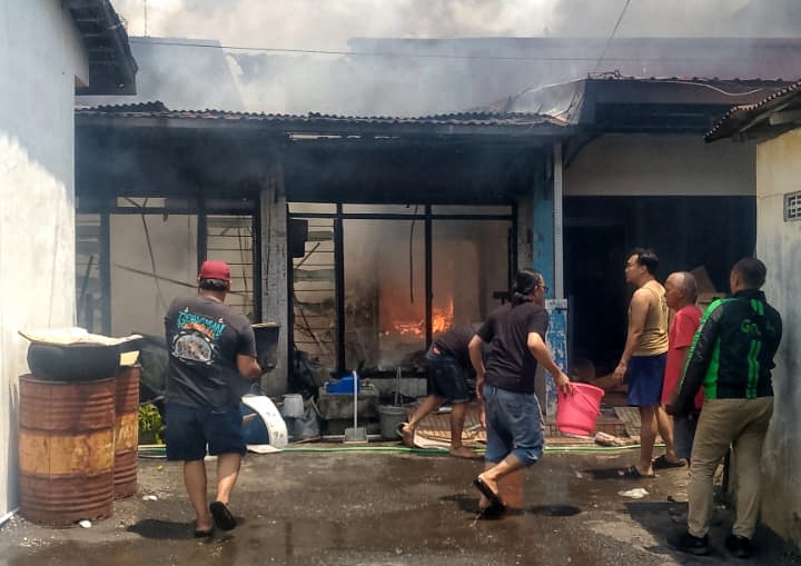 Kondisi salah satu rumah warga di Kampung Kulitan terbakar