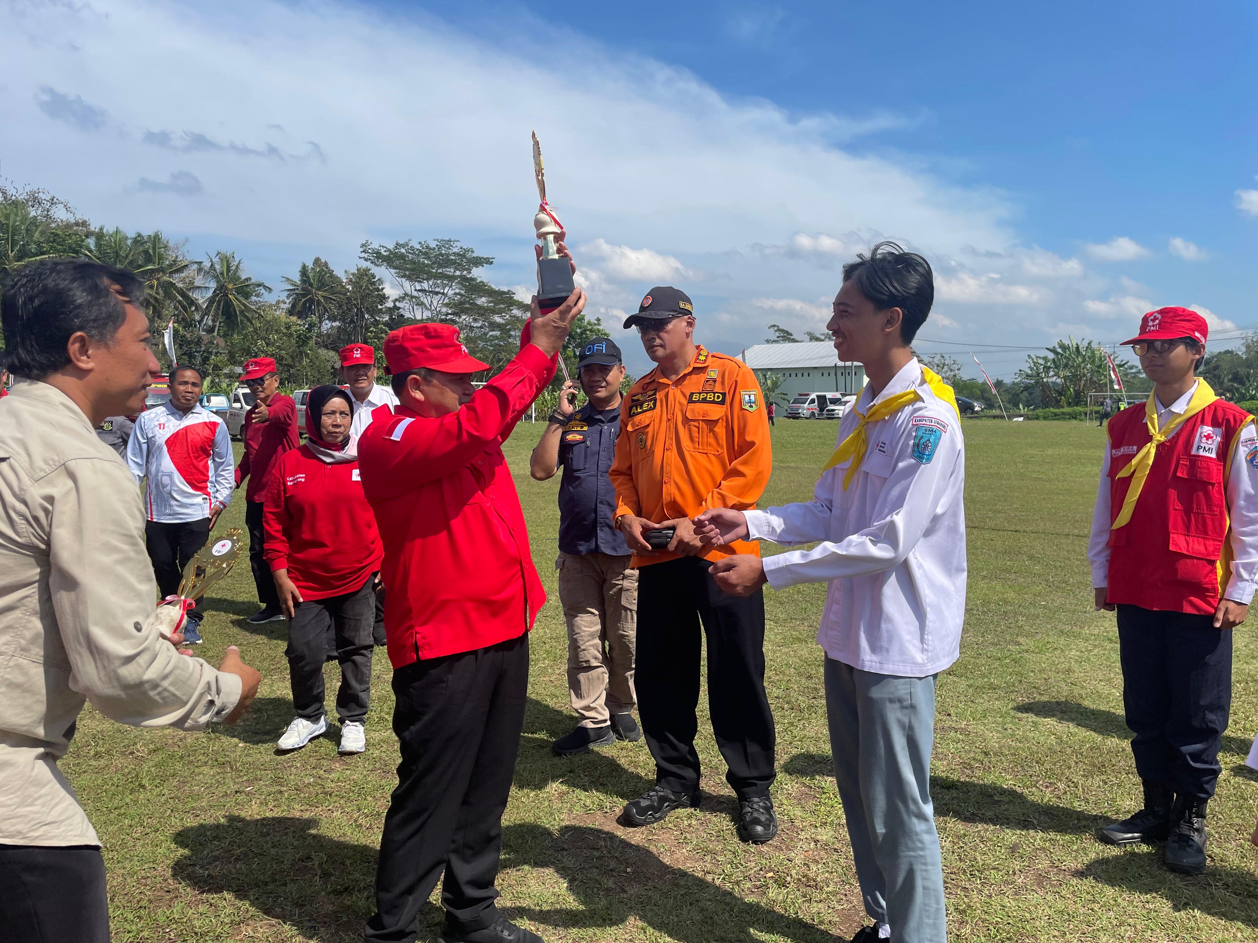 Bupati Semarang Ngesti Nugraha saat menyerahkan penghargaan kepada palang merah remaja usai apel peringatan hari ulang tahun ke 80 tahun PMI. Maria Novena/Jawa Pos Radar Semarang