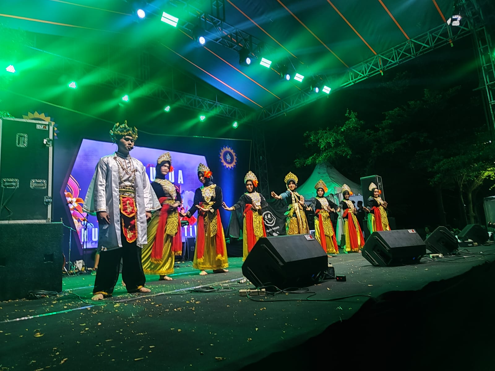 Mahasiswa baru menampilkan kisah Roro Jonggrang pada malam Inagurasi yang menjadi puncak kegiatan Masta Unimus.