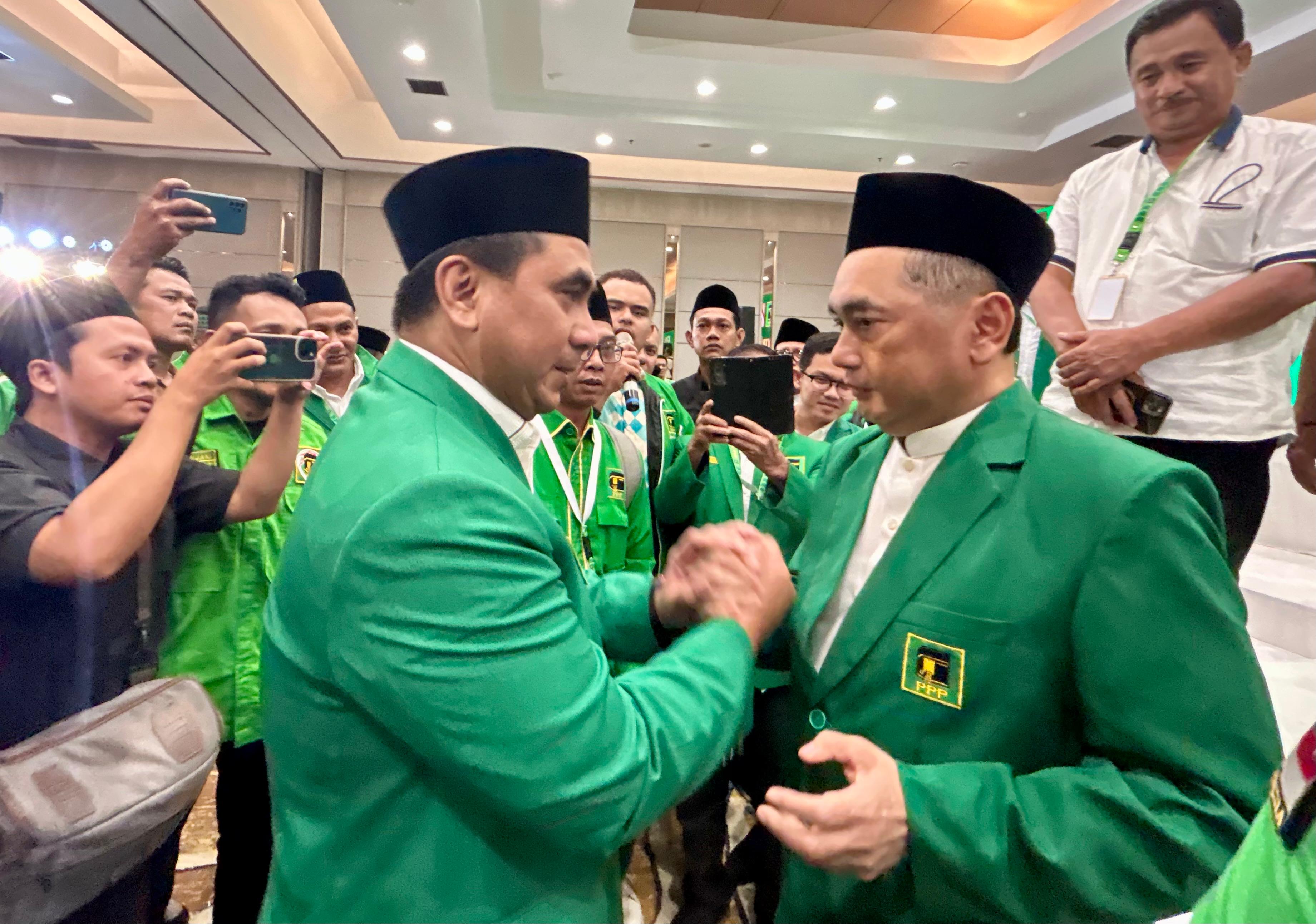 Taj Yasin memberikan ucapan selamat kepada Agus Suparmanto yang terpilih sebagai  Ketum PPP 2025-203
