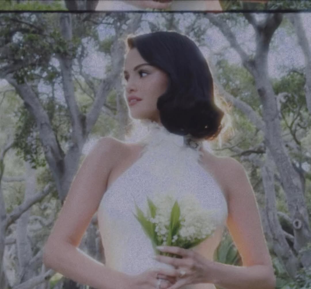 Selena Gomez menikah dengan Benny Blanco.