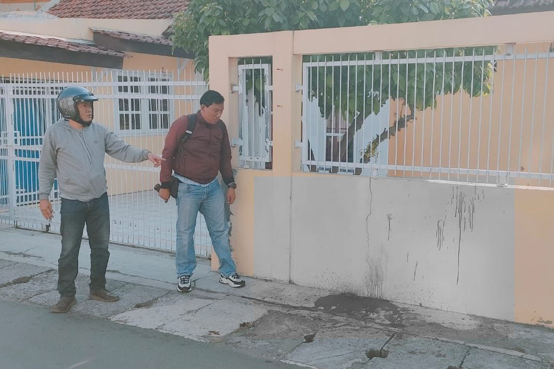 Anggota Reskrim Polsek Semarang Selatan melakukan pengecekan di TKP penusukan