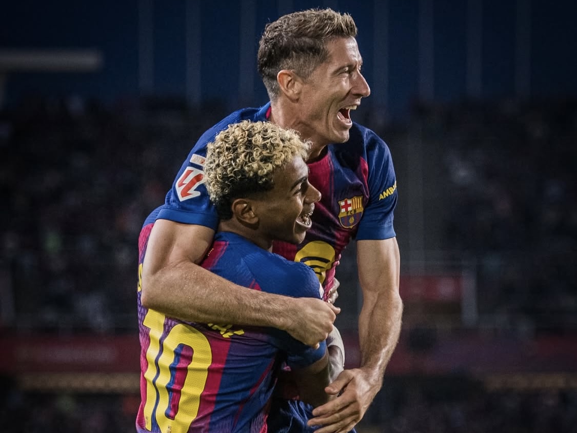 Robert Lewandowski merayakan gol bersama Lamine Yamal saat Barcelona menang atas Real Sociedad. (Foto: Instagram/FCBarcelona)