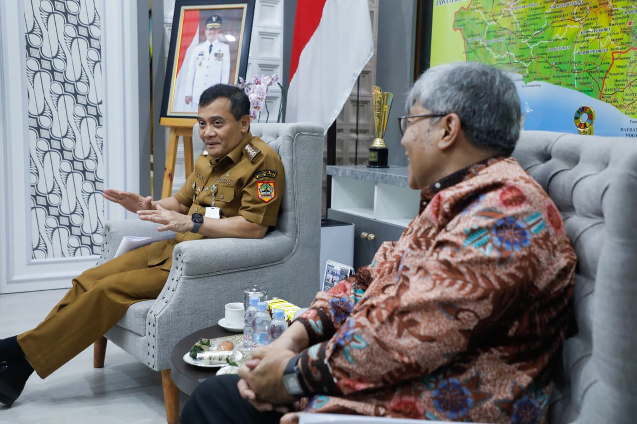 Gubernur Ahmad Luthfi saat menerima audiensi dari Deputi Pengelolaan Sampah Kementerian Lingkungan Hidup, Ade Palguna Ruteka, di Kantor Gubernur Jawa Tengah, Senin, 29 September 2025.