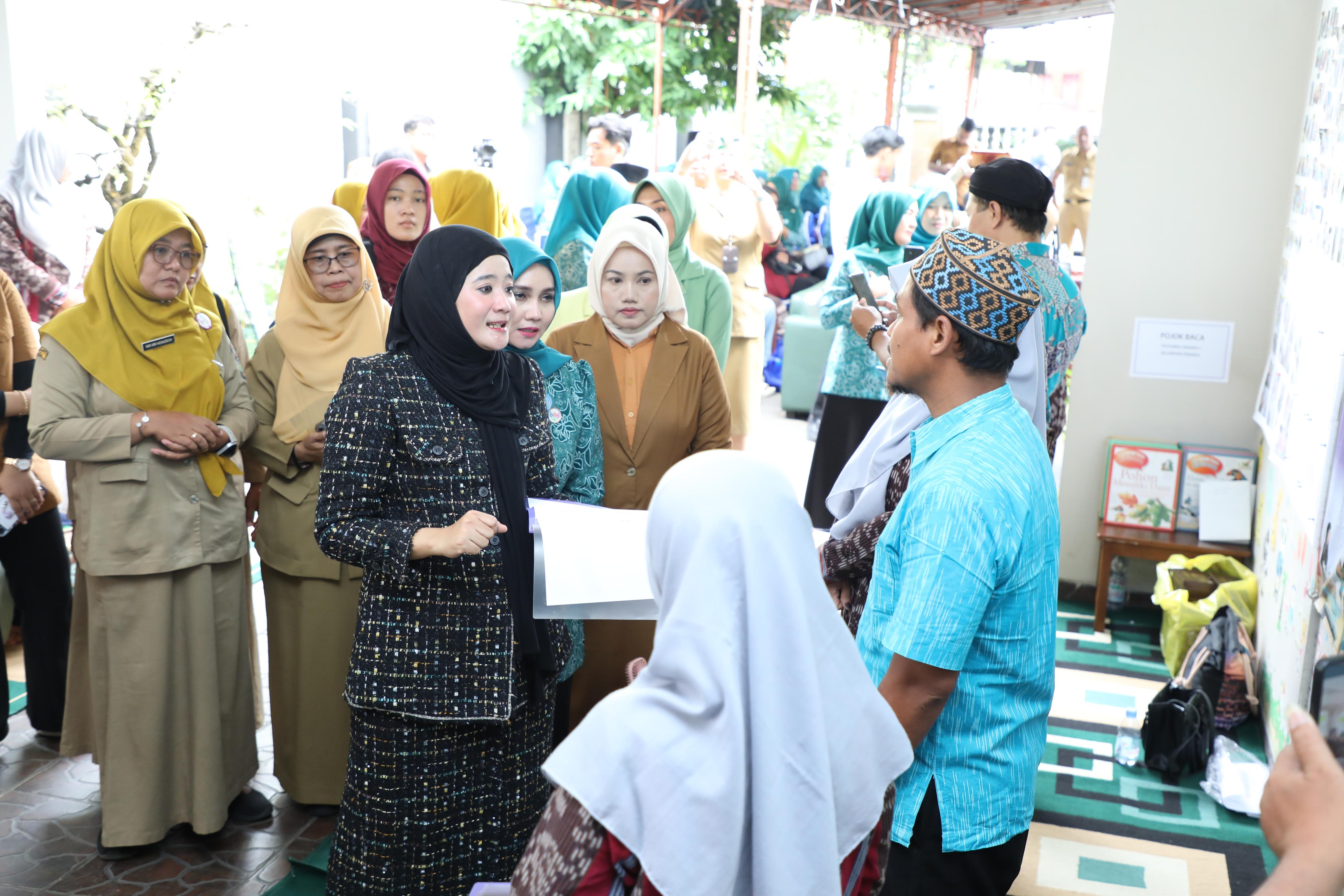 Ketua Tim Pembina (TP) Pos Pelayanan Terpadu (Posyandu) Provinsi Jawa Tengah, Nawal Arafah Yasin menyerahkan bantuan untuk Desa Pengkol, Kabupaten Jepara