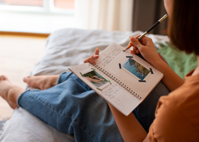 Journaling menjadi solusi sederhana dan mudah dilakukan untuk meredakan stres di era digital (sumber/freepik.com)