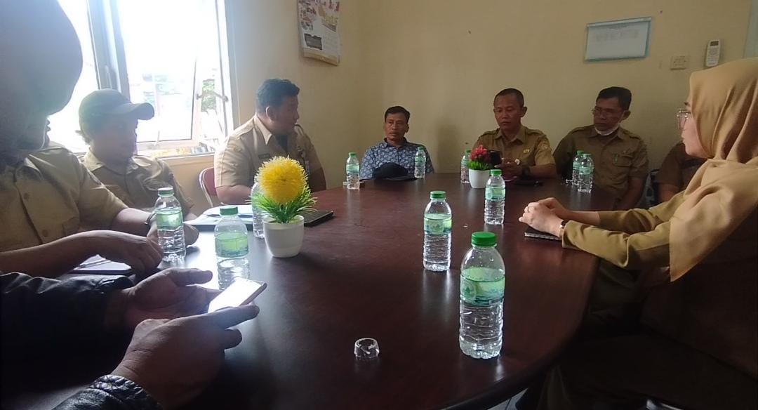 Warga beraudiensi dengan Inspektorat Kendal.