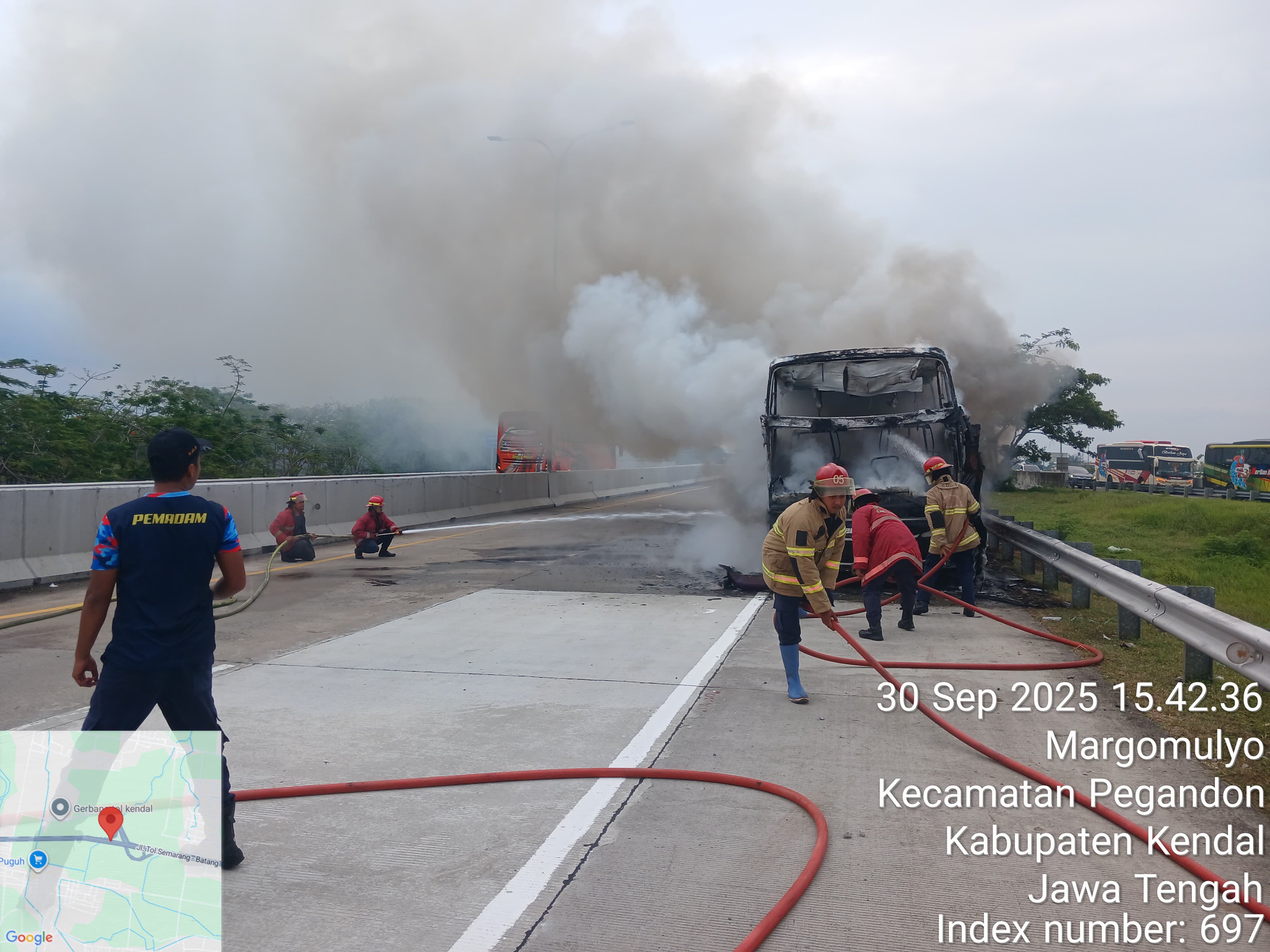 PO Berlian Jaya asal Kudus mengalami kebakaran hebat, hingga menghangus seluruh badan bus.