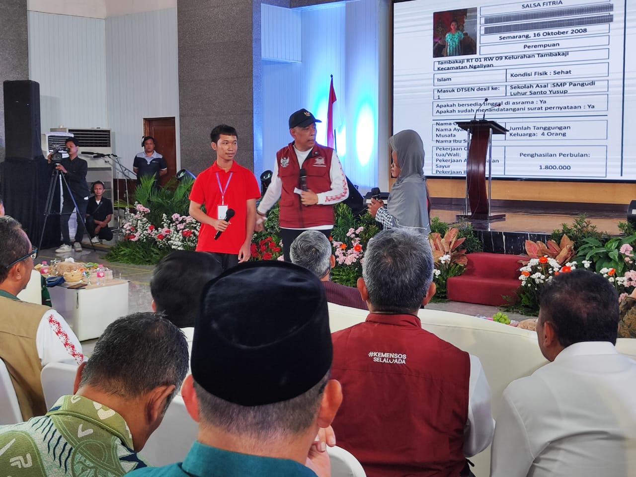 Wamensos Agus Jabo Priyono mendengar curhatan para orang tua yang anaknya belajar di Sekolah Rakyat Terintegrasi 45 Semarang.