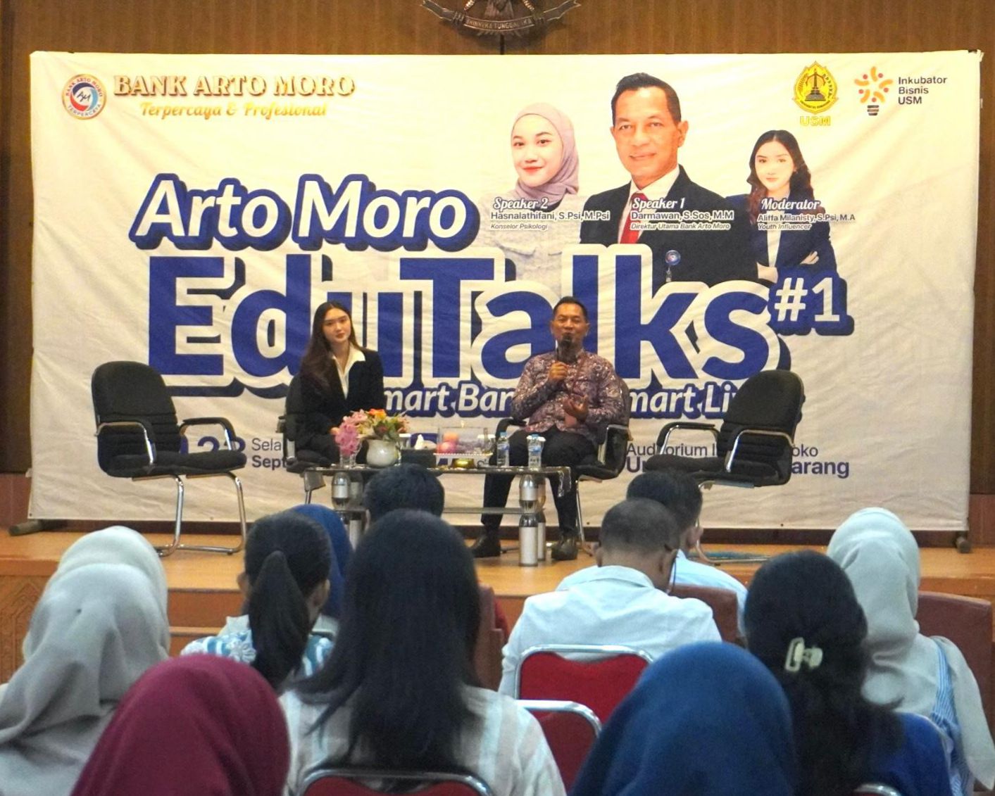 ARMOR EDUTALK: Dirut Bank Arto Moro, Darmawan S.Sos, M.M menjadi pembicara seminar &lsquo;Smart Banking, Smart Living&rsquo; di auditorium Ir Widjatmoko  USM.