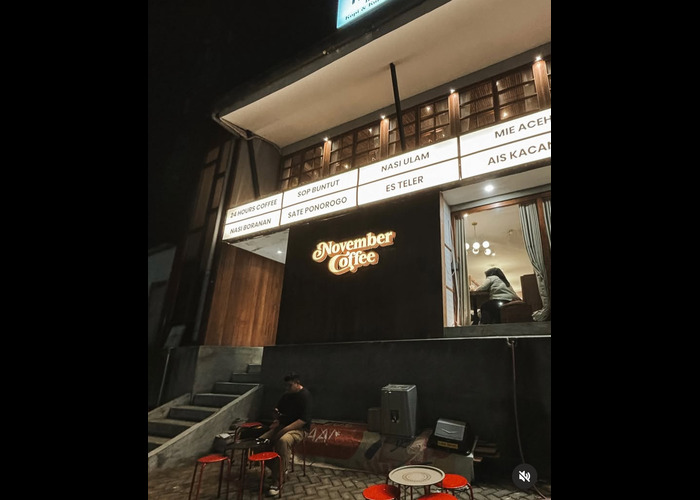 November Coffee kedai kopi yang buka 24 jam di Semarang. Kedai kopi ini menjadikannya tempat yang nyaman untuk bersantai. ( instagram @sudutcaffeine)