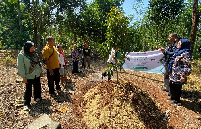 PROGRAM TJSL : PLN menggandeng Unnes memberikan bantuan untuk masyarakat beryoa bibit langka dan unggul yang tidak mengganggu penyaluran transmisi tenaga listrik.