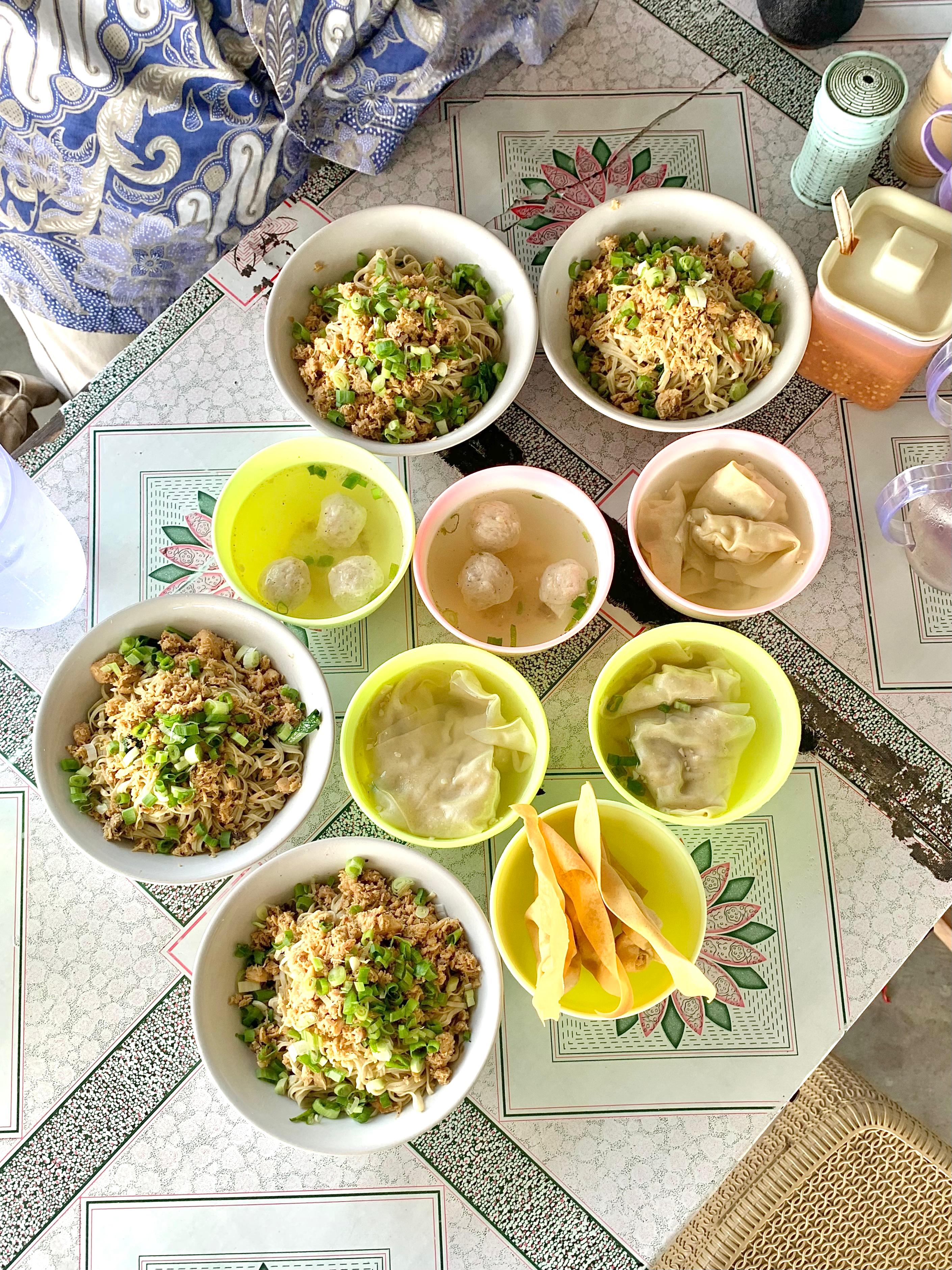 Mie Ayam Jakarta Bangkong dengan pangsit kuah dan pangsit goreng yang lezat (fathimah zahra/Radar Semarang)