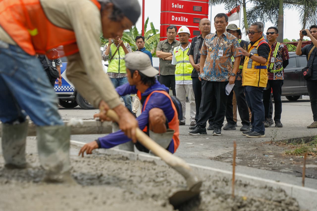 Gubernur Ahmad Luthfi saat meninjau preservasi ruas Jalan Brigjen Sudiarto, Kota Semarang, Selasa, 30 September 2025.
