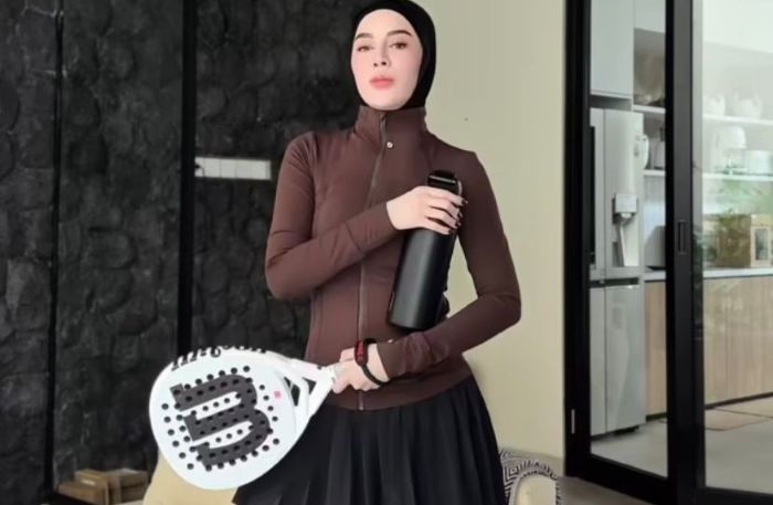 Aghnia Punjabi, influencer cantik kenakan outfit padel stylish (Instagram Reels/@emyaghnia)