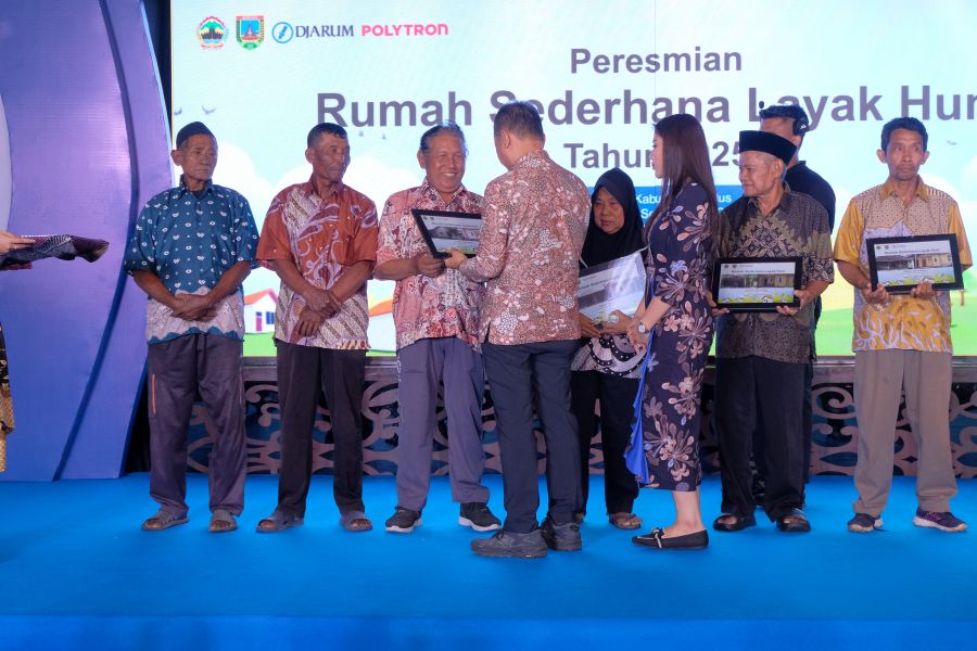 Bupati Kudus, Sam&rsquo;ani Intakoris didampingi Wakil Bupati Kudus, Bellinda Putri Sabrina Birton menyerahkan simbolis bantuan program Rumah Sederhana Layak Huni (RSLH) dari PT Djarum dan Polytron.