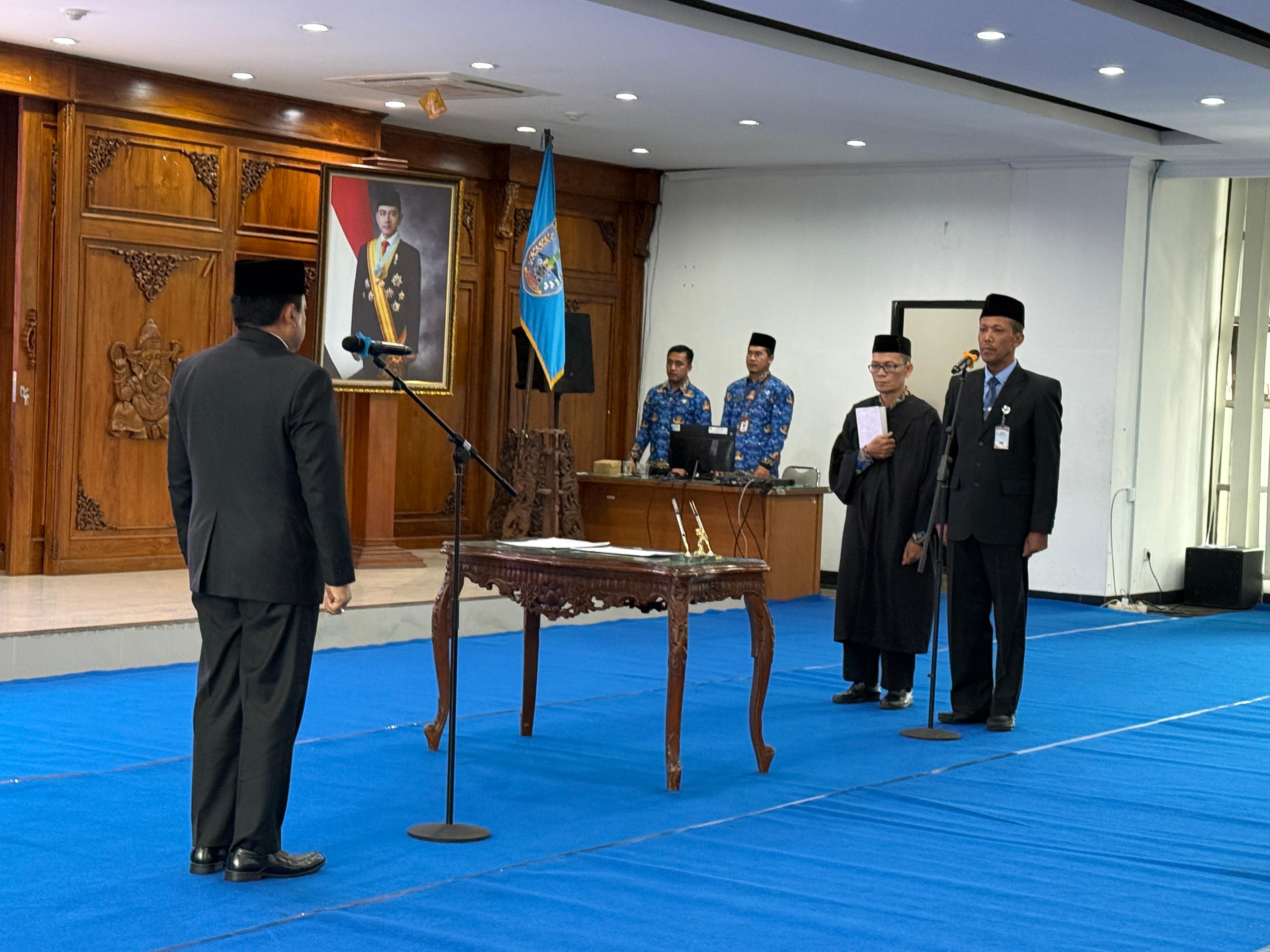 Pelantikan Muthoin dilakukan pada Rabu, 1 Oktober 2025 oleh wali kota dr Robby Hernawan SpOG.