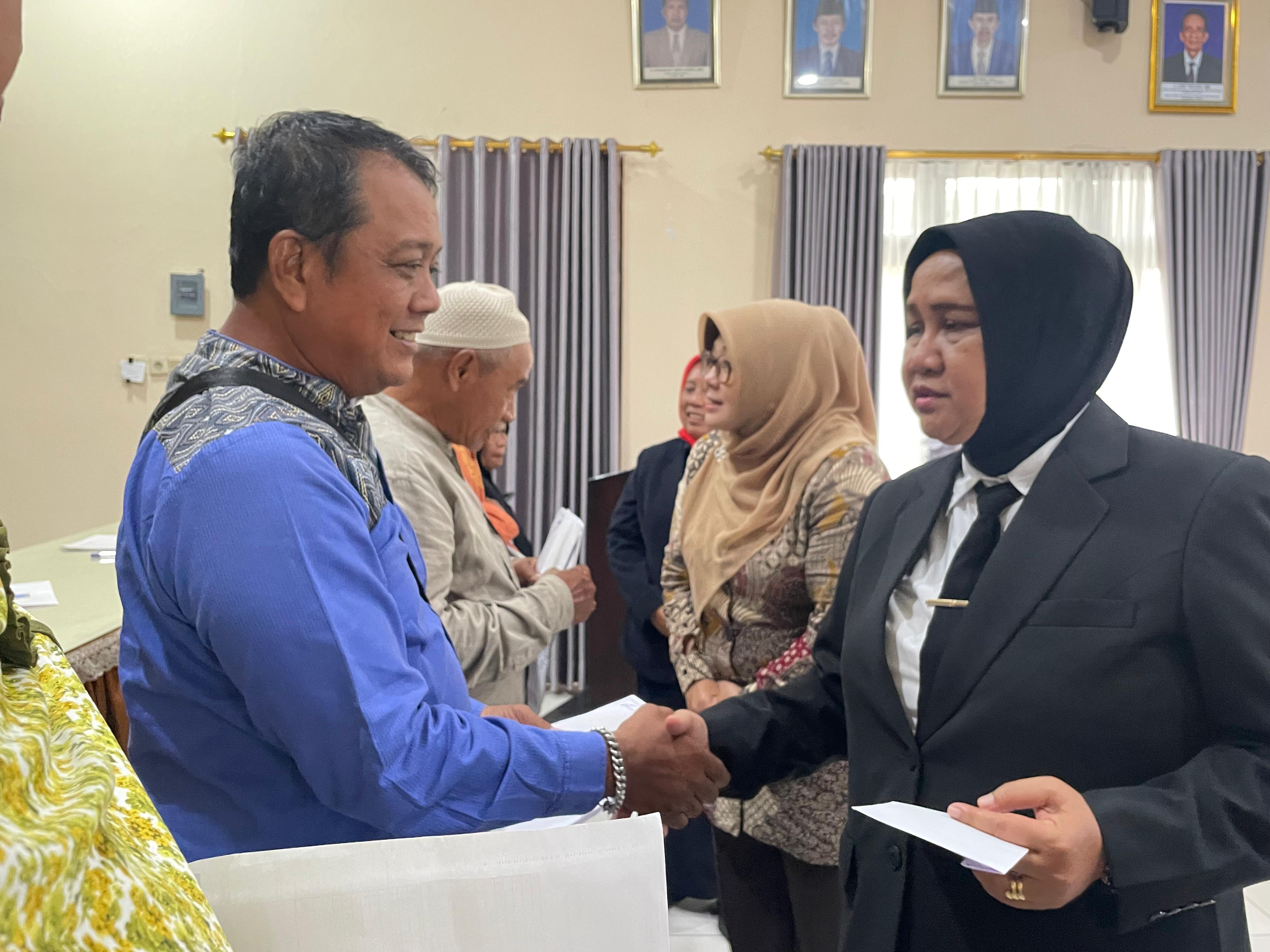 Wakil Bupati Semarang Nur Arifah saat menyerahkan santunan kematian kepada ratusan warga Kabupaten Semarang. Maria Novena/Jawa Pos Radar Semarang