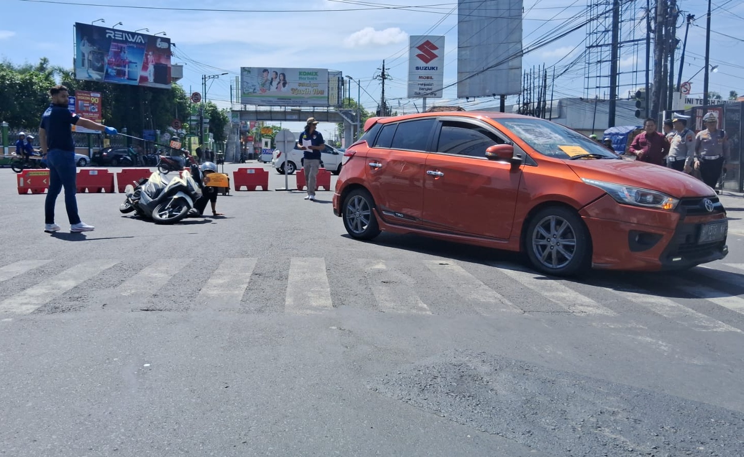 Rekonstruksi TKP awal di jl dr Cipto atau simpang Milo melibatkan mobil Toyota Yaris
