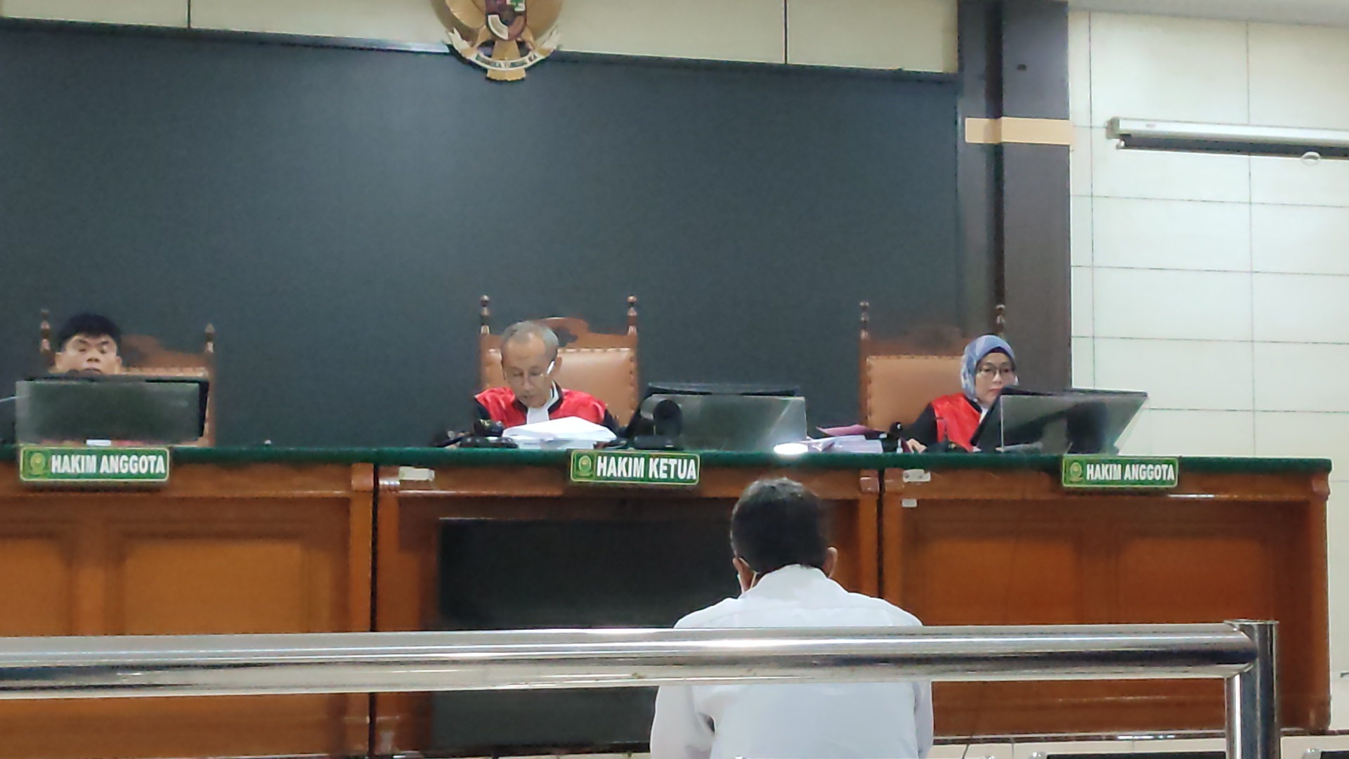 Ketua Majelis Hakim PN Semarang Djohan Arifin membacakan putusan terdakwa KPS PPDS Anestesi Fakultas Kedokteran Universitas Diponegoro dr. Taufik, Rabu (1/10/2025).