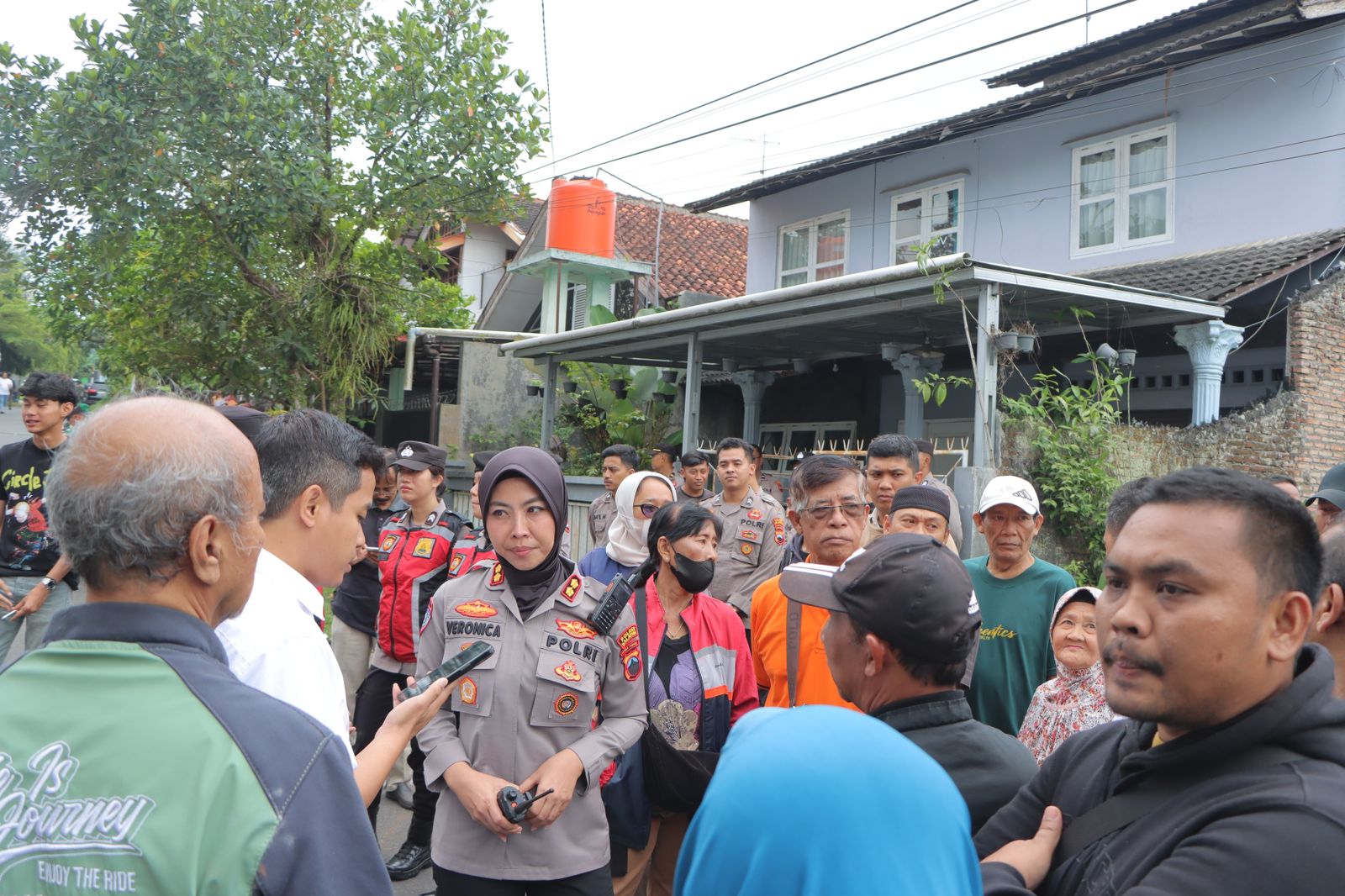 Kapolres Salatiga AKBP Veronica Yulis Prihayati memimpin langsung pengamanan kegiatan sejumlah nasabah Koperasi Bahana Lintas Nusantara, Rabu (1/10).