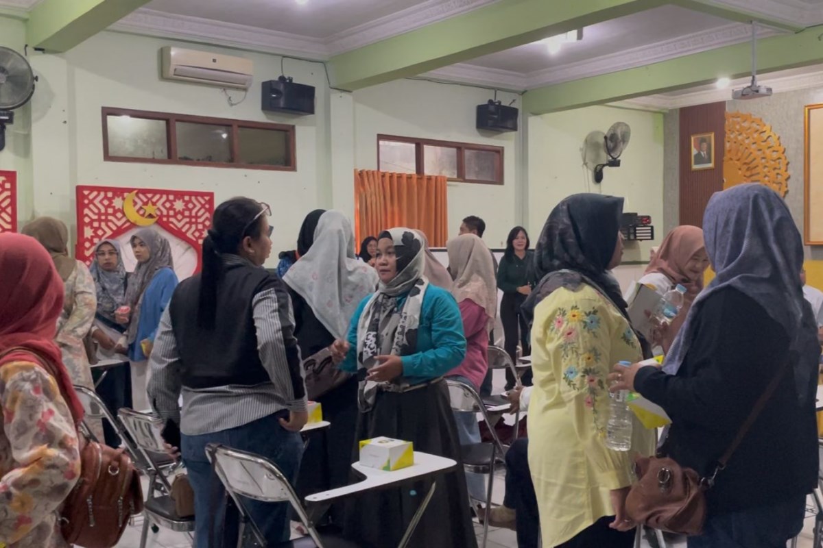 Wali murid dari SD Negeri 01 Ungaran lakukan pertemuan imbas puluhan siswa diduga keracunan MBG di SD Negeri 01 Ungaran Rabu (1/10). Maria Novena/Jawa Pos Radar Semarang