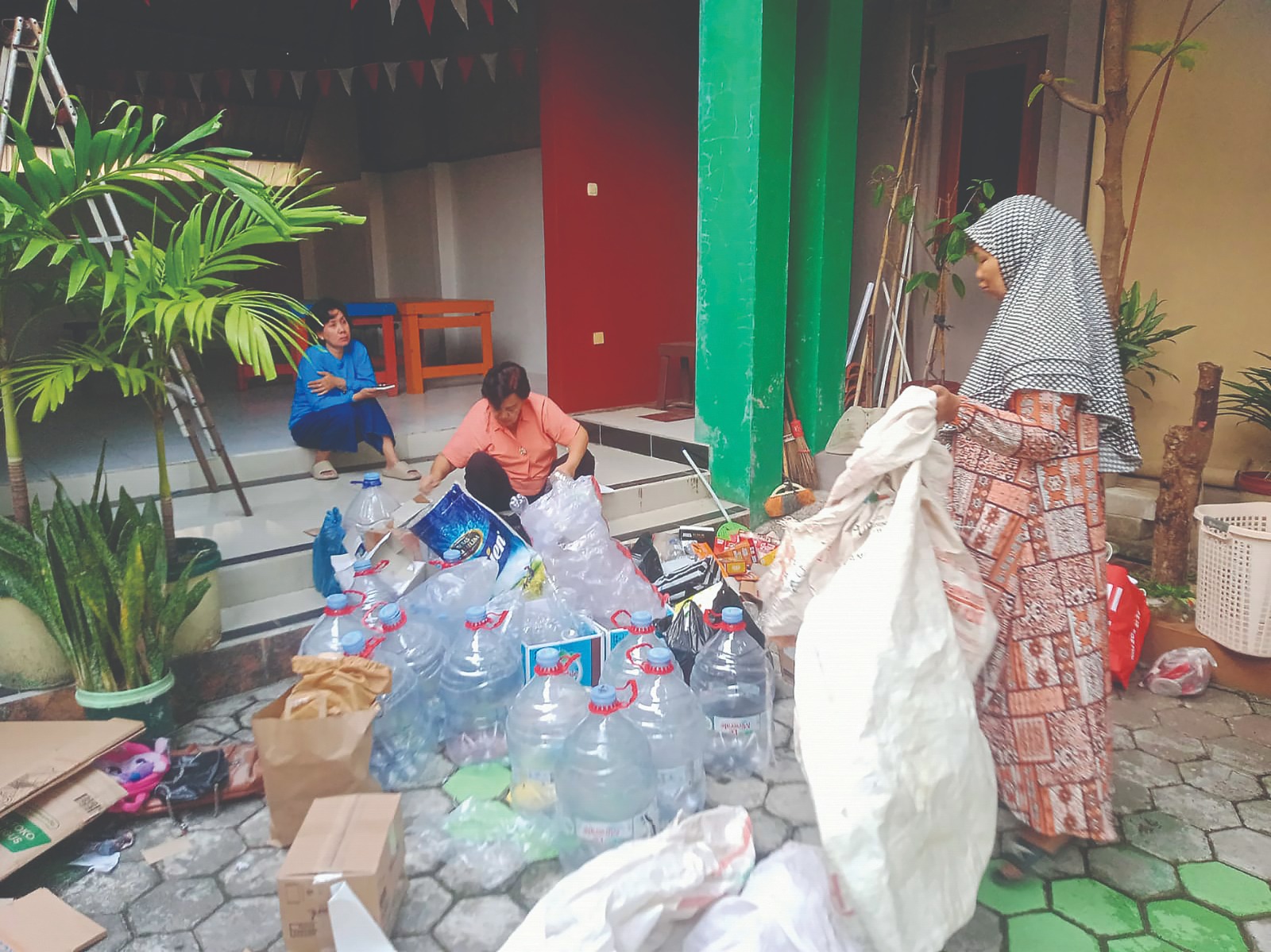 Warga RW 04 Kelurahan Pedurungan Lor memisahkan sampah-sampah anorganik dari rumah tangga untuk disetorkan ke bank sampah. (Dok RW 04 Pedurungan Lor)