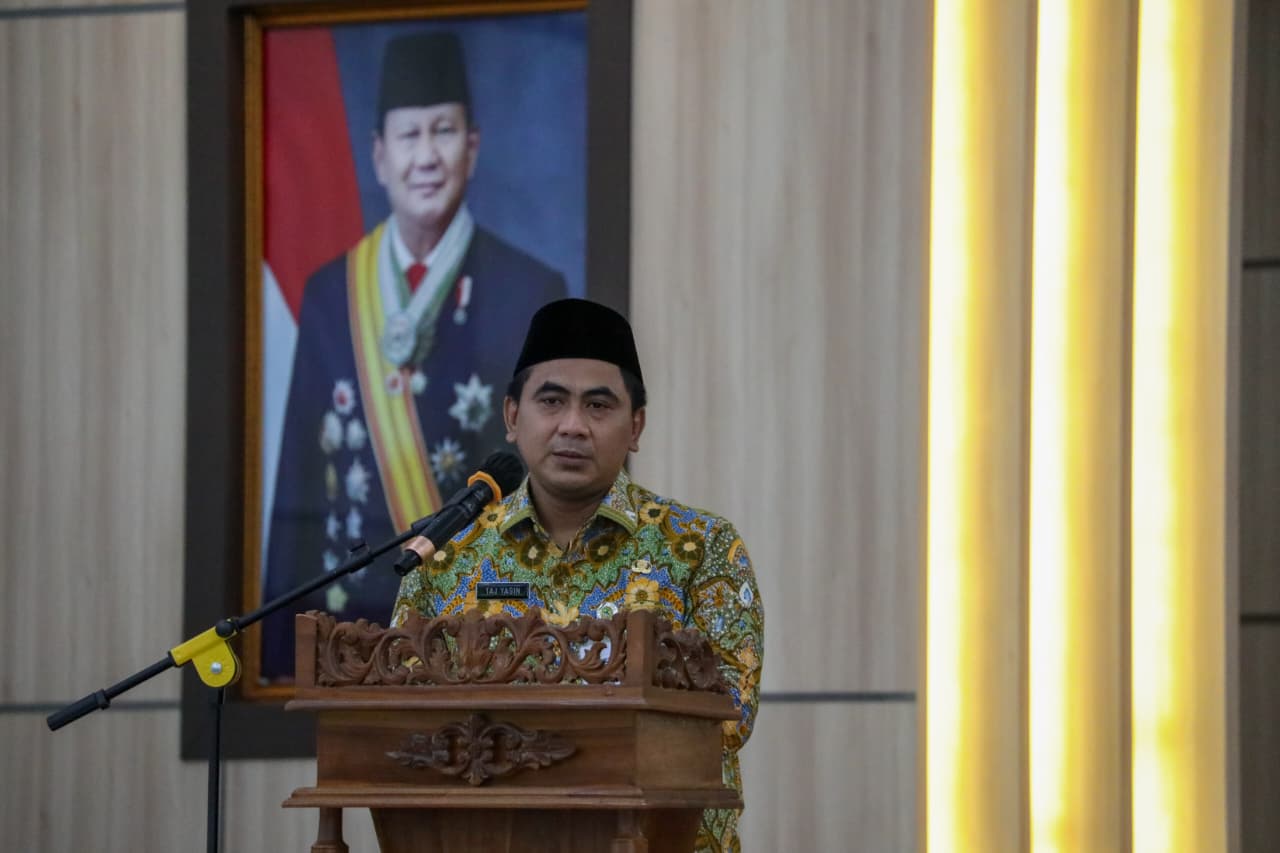 Wakil Gubernur Jawa Tengah Taj Yasin (Gus Yasin) saat menyampaikan sambutan pada Gebyar Hari Santri Jam