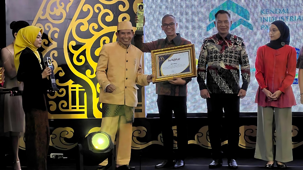 Direktur Kepatuhan dan Manajemen Risiko Bank Jateng Erik Abibon menerima penghargaan dari Direktur Jawa Pos Radar Semarang Baehaqi dalam Malam Anugerah Jawa Pos Radar Semarang 2025.