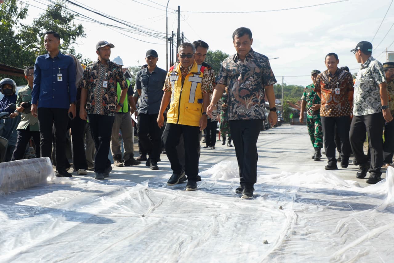 Gubernur Jawa Tengah Ahmad Luthfi meninjau langsung preservasi ruas jalan Wiradesa&ndash;Kajen sepanjang 5,475 kilometer, di Kabupaten Pekalongan, Kamis 2 Oktober 2025.