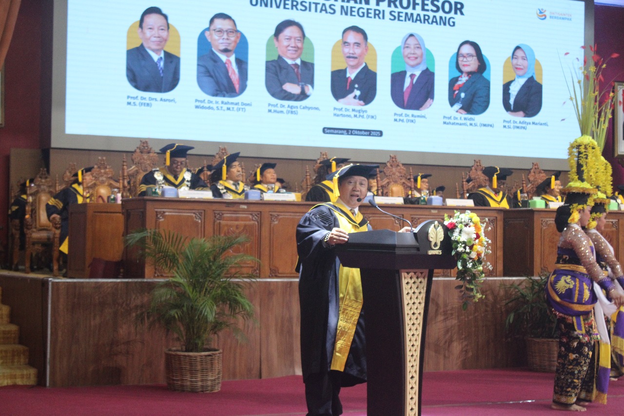 Prof Agus Cahyono menyampaikan orasi ilmiah berjudul &ldquo;Dimensi Baru Seni Pertunjukan Pesisiran: Arkeologi, Genealogi, dan Performance Studies dalam Perspektif Kuantum.&rdquo;