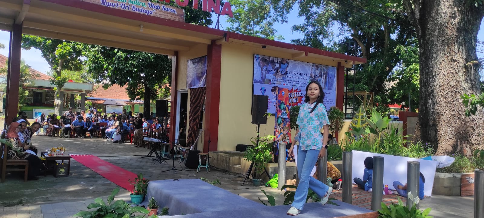 Ratusan murid SMP Stella Matutina memperingati Hari Batik Nasional dengan fashion show. Tidak hanya berlenggak lenggok, namun busana yang dikenakan adalah batik. Selain itu, semua dibuat sendiri.