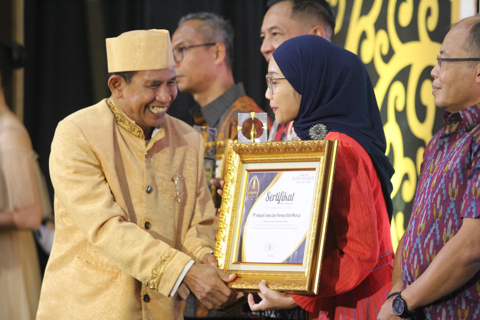 Spv Humas Sido Muncul Semarang Septiana Nur Utami menerima penghargaan dari Direktur Jawa Pos Radar Semarang Baehaqi dalam Malam Anugerah Jawa Pos Radar Semarang 2025.