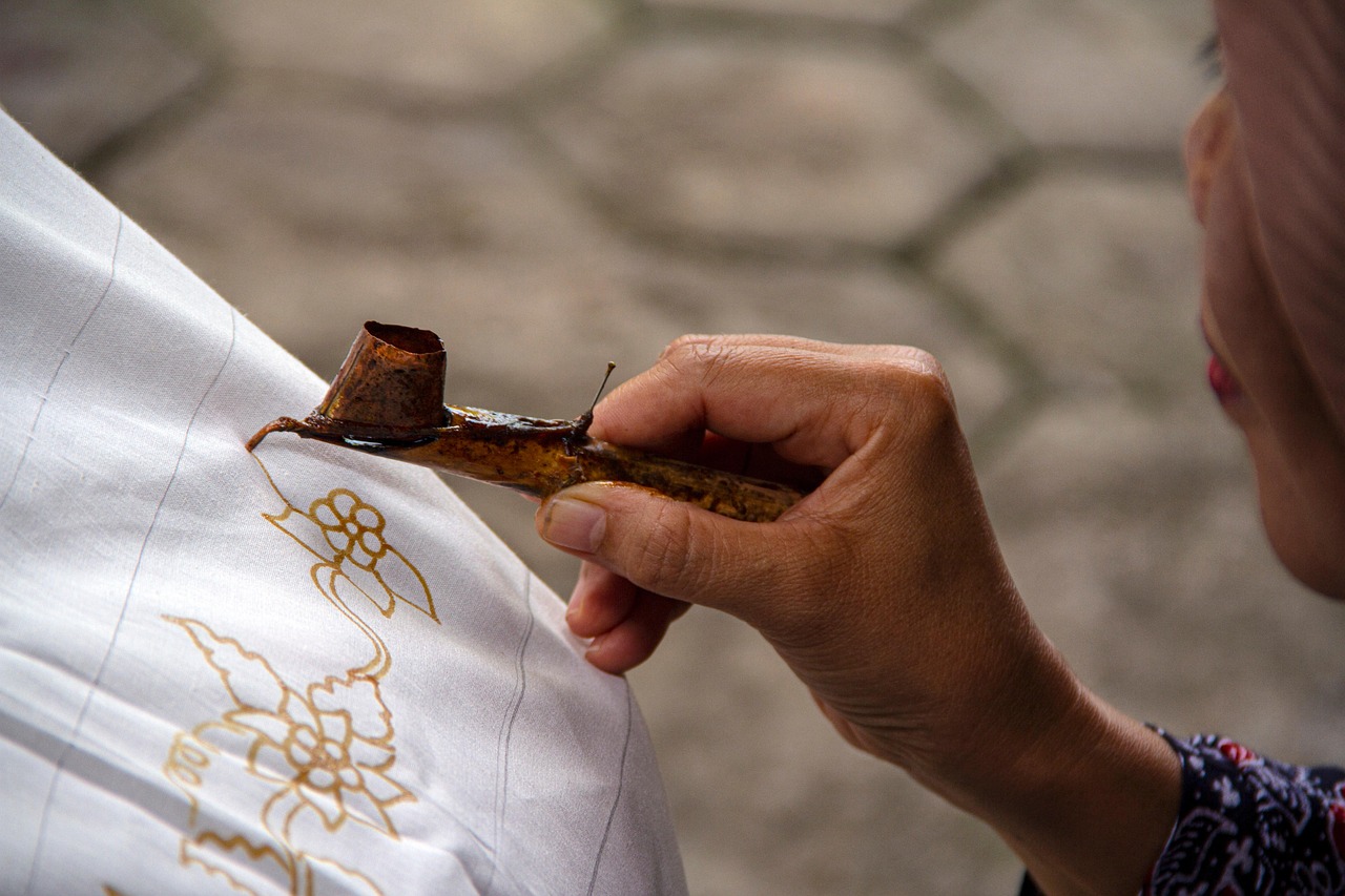 Memperingati hari batik nasional, menilik lebih jauh asal usul penamaan batik (Sumber: Pixabay)