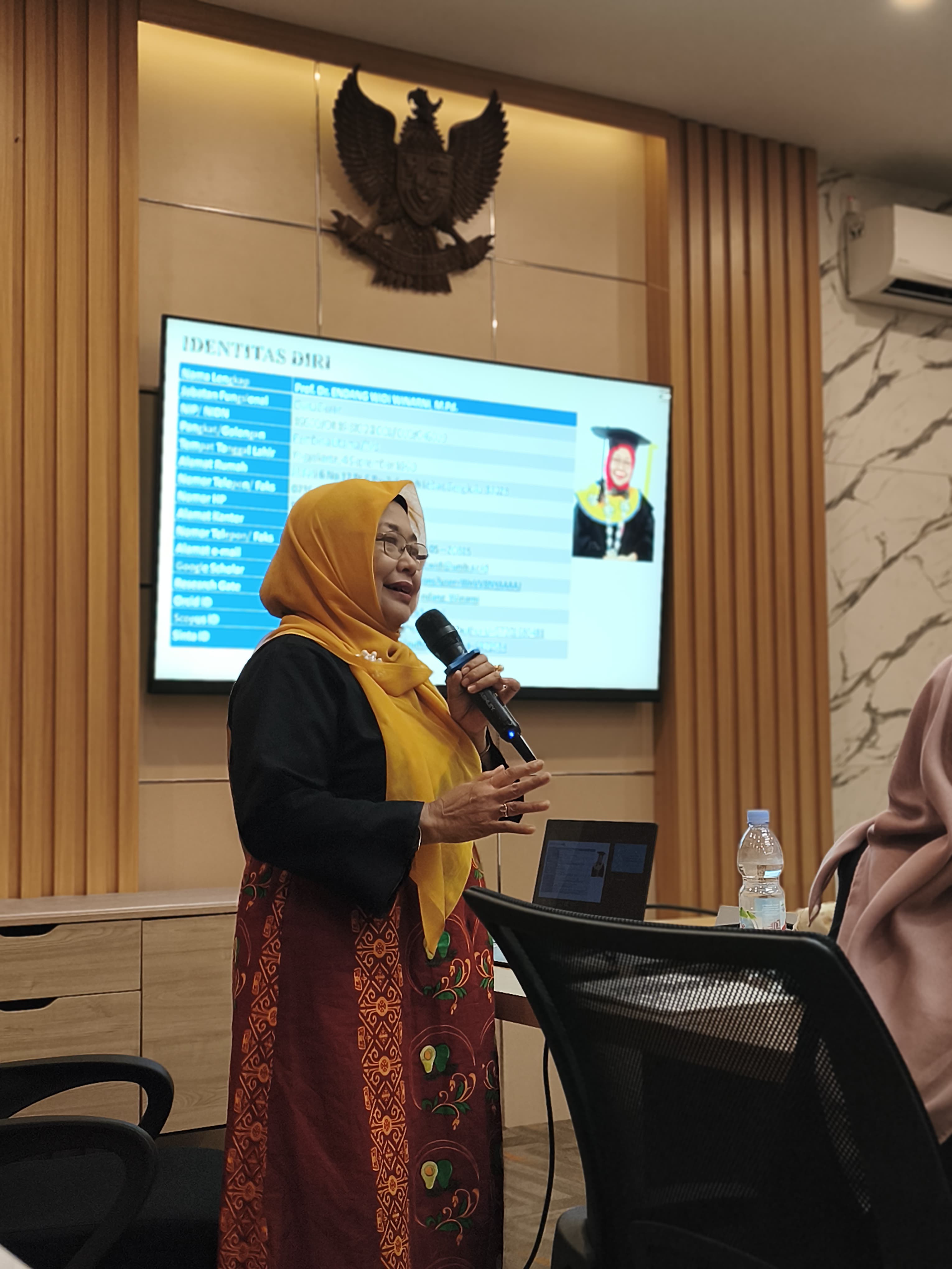 Prof. Dr. Endang Widi Winarni, M.Pd. narasumber workshop dari Universitas Bengkulu.