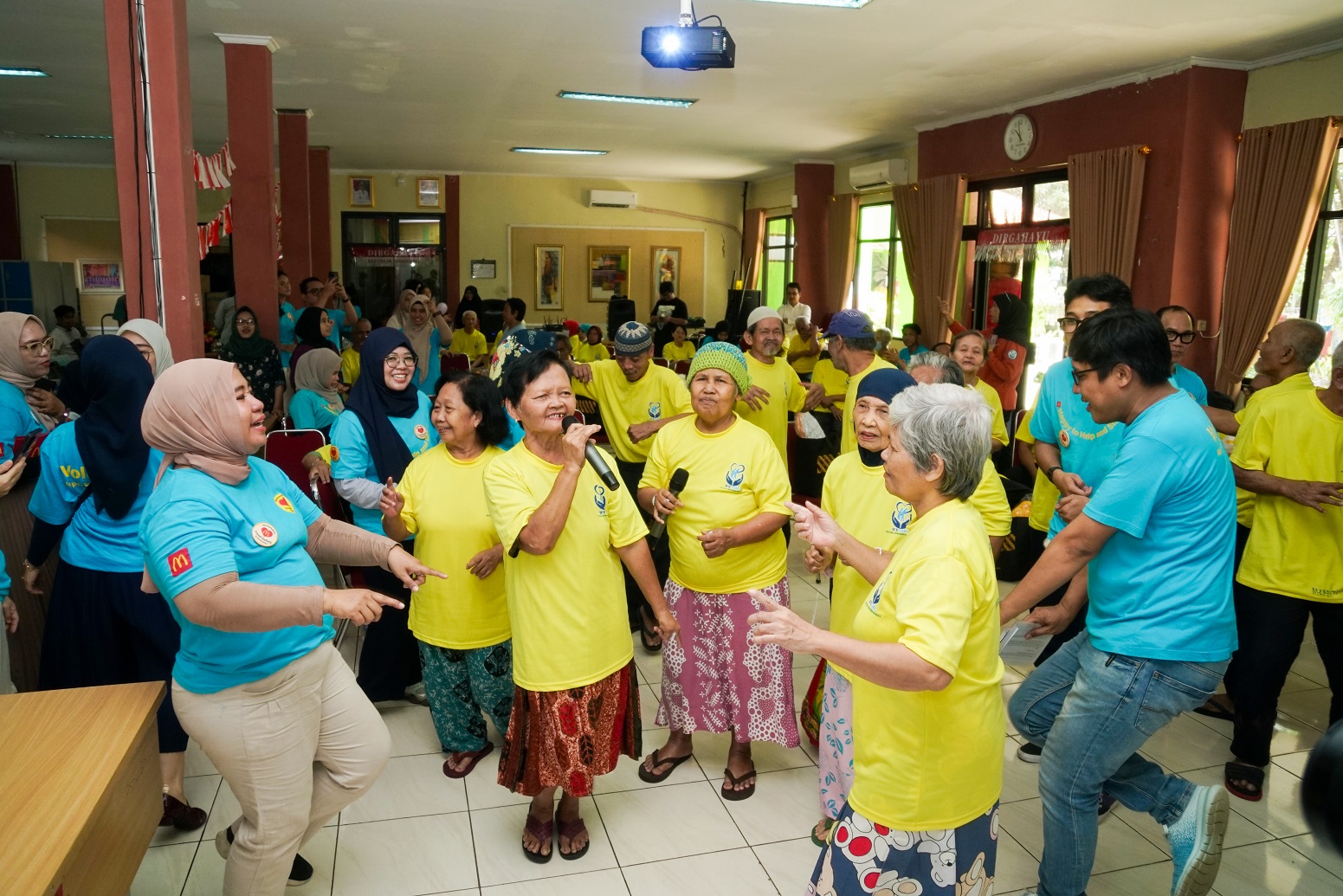Karyawan McDonald&rsquo;s Indonesia bersama para lansia di Panti Sosial Tresna Werdha Budi Mulia 3 Jakarta memberikan pengetahuan tentang keamanan pangan yang diisi dengan bernyanyi hingga menari bersama.