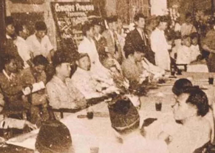 Pelaksanaan Kongres Pemuda II yang dihadiri oleh perwakilan pemuda-pemuda Indonesia pada 27-28 Oktober 1928 (sumber foto: Radar Surabaya)