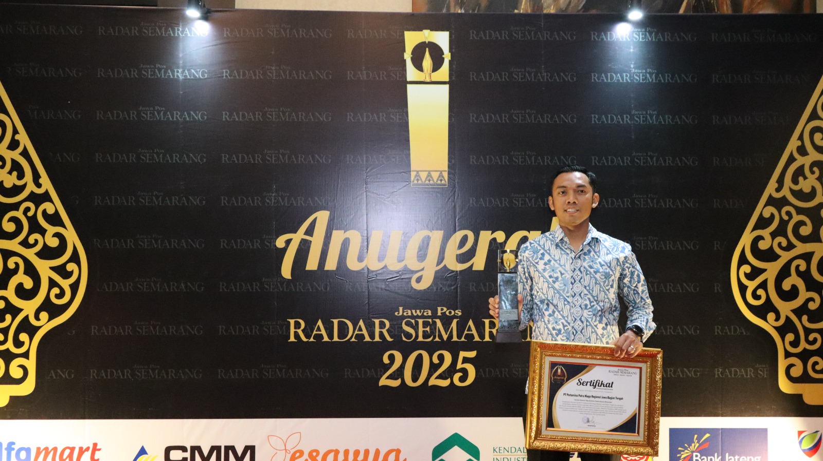 Area Manager Communication, Relation, and CSR Pertamina Patra Niaga Jawa Bagian Tengah Taufiq Kurniawan menerima Anugerah Jawa Pos Radar Semarang 2025